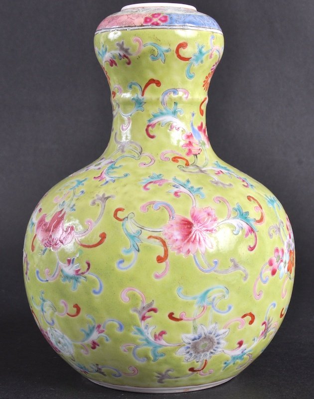 A GOOD 19TH CENTURY CHINESE GREEN ENAMELLED VASE: A GOOD 19TH CENTURY CHINESE GREEN ENAMELLED VASE Jiaqing Period, well painted with foliage and coloured sprays. Good condition.7.25ins high.