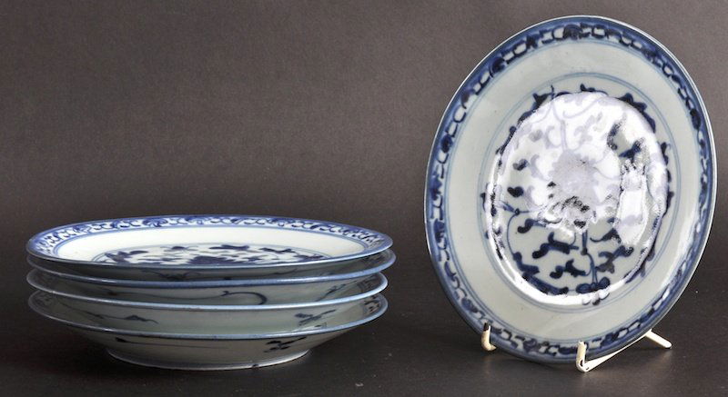 A GROUP OF FIVE 19TH CENTURY CHINESE BLUE AND WHIT: A GROUP OF FIVE 19TH CENTURY CHINESE BLUE AND WHITE CIRCULAR PLATES painted with foliage. Good condition.7.5ins diameter. (5)