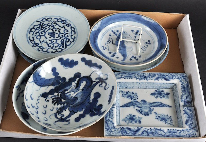 A PAIR OF 19TH CENTURY CHINESE BLUE AND WHITE PLAT: A PAIR OF 19TH CENTURY CHINESE BLUE AND WHITE PLATES together with four other dragon plates & a square dish. Minor faults. (7)