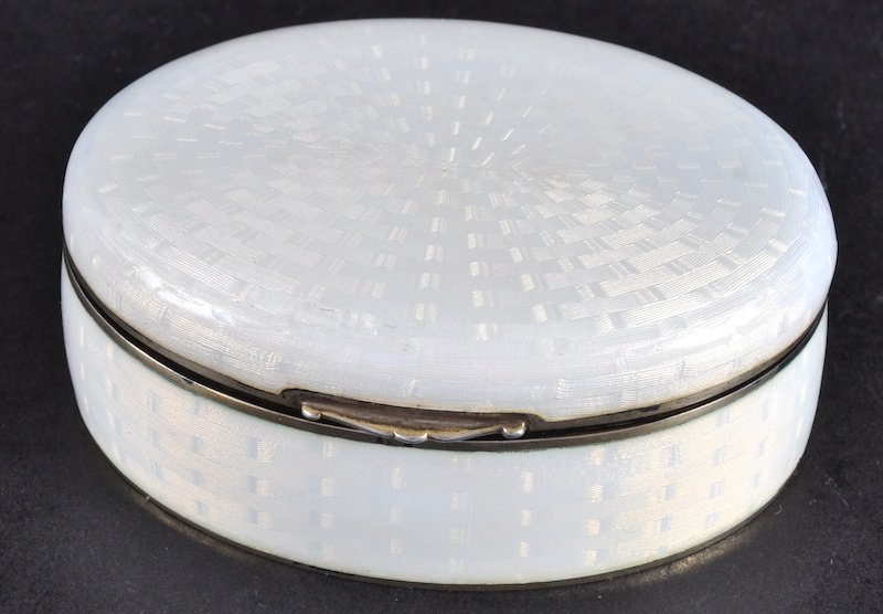 A GOOD GOLD MOUNTED ENAMEL OVAL BOX. : A GOOD GOLD MOUNTED ENAMEL OVAL BOX.
