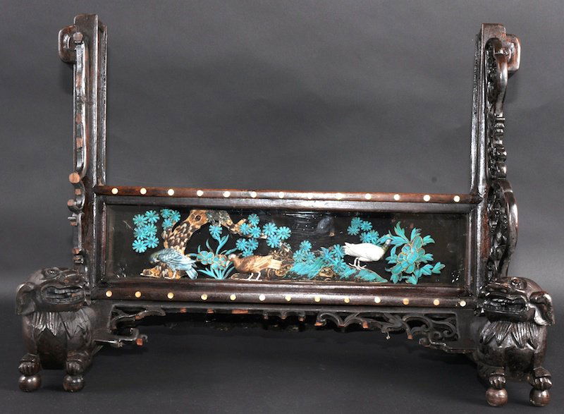 AN UNUSUAL CHINESE CARVED HARDWOOD QING DYNASTY T: AN UNUSUAL CHINESE CARVED HARDWOOD QING DYNASTY TABLE SCREEN BASE probably early 19th century, the base inset with a glass case containing a king fisher feather scene of birds. Faults and losses. 20in