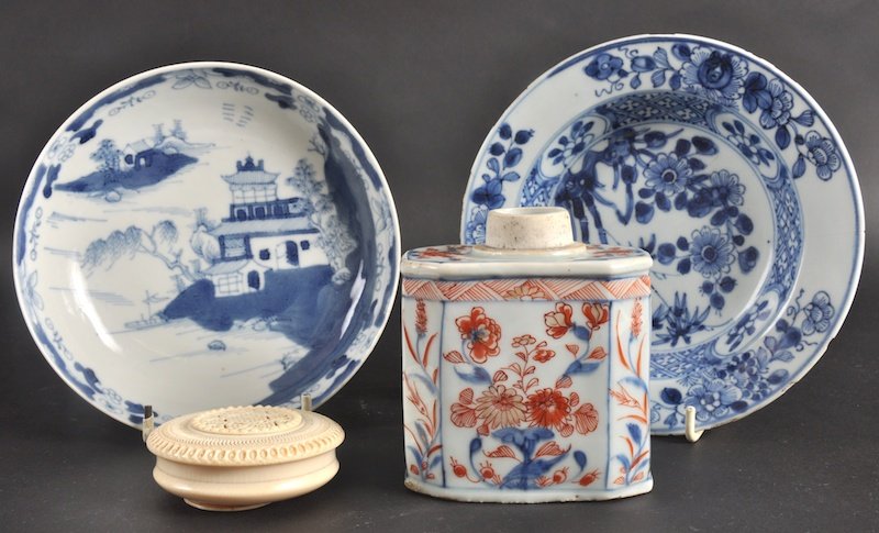 AN 18TH CENTURY CHINESE BLUE AND WHITE CIRCULAR D: AN 18TH CENTURY CHINESE BLUE AND WHITE CIRCULAR DISH together with another plate, export canister & ivory box. Minor faults. (4)