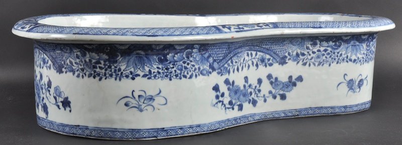 A GOOD 18TH CENTURY CHINESE EXPORT BLUE AND WHITE: A GOOD 18TH CENTURY CHINESE EXPORT BLUE AND WHITE FOOT BATH of oval form, painted with foliage and a Willow type pattern. Drilled, generally good condition. 1ft 11ins wide.