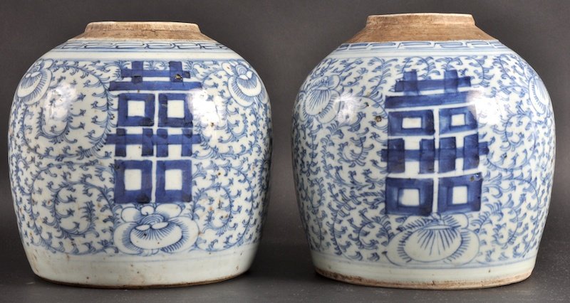 A PAIR OF 19TH CENTURY CHINESE BLUE AND WHITE GIN: A PAIR OF 19TH CENTURY CHINESE BLUE AND WHITE GINGER JARS AND COVERS painted with scrolling foliage. Lacking cover, scratches. 7. 5ins wide.