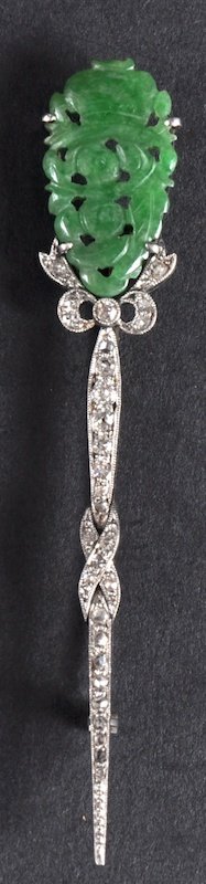 A 19TH CENTURY CHINESE WHITE GOLD, GREEN JADE AND: A 19TH CENTURY CHINESE WHITE GOLD, GREEN JADE AND DIAMOND BAR BROOCH the jade carved with foliage. Good condition. Jade 0. 75ins x 0. 25ins.