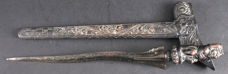 A 19TH CENTURY POLYNESIAN KRISS DAGGER with well : A 19TH CENTURY POLYNESIAN KRISS DAGGER with well carved figural handle and silver inlaid blade. 21ins long.