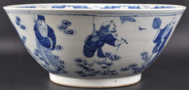 AN EARLY 19TH CENTURY CHINESE BLUE AND WHITE CIRCUL: AN EARLY 19TH CENTURY CHINESE BLUE AND WHITE CIRCULAR BOWL painted with eight immortals standing amongst clouds. Good condition. 14. 5ins diameter.
