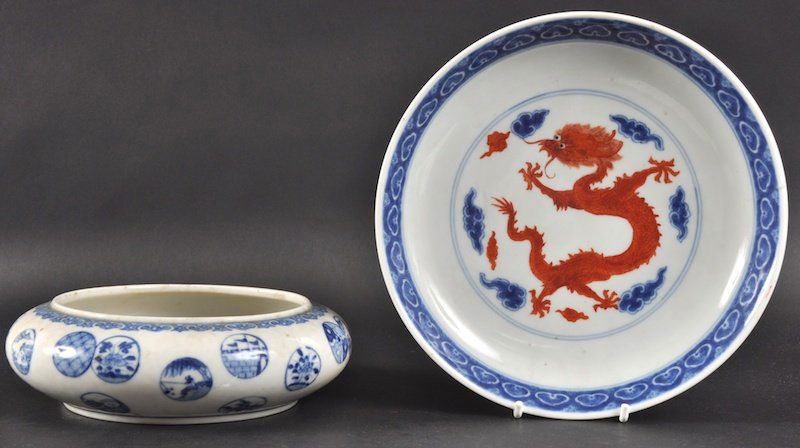 A 19TH CENTURY CHINESE BLUE AND WHITE CIRCULAR BRU: A 19TH CENTURY CHINESE BLUE AND WHITE CIRCULAR BRUSH WASHER bearing Yongzheng marks to base, together with a dragon dish. First A/F, dish with hairline. 6. 75ins & 7. 75ins diameter. (2)