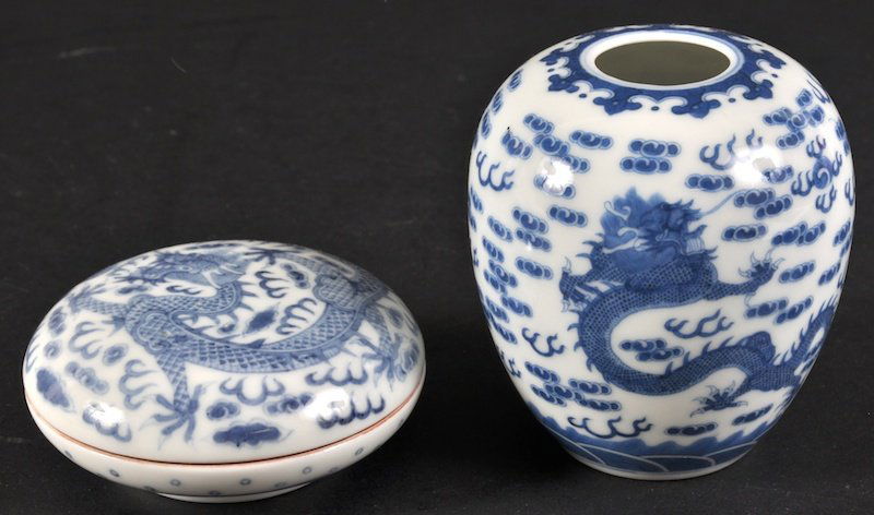 AN EARLY 20TH CENTURY CHINESE BLUE AND WHITE ROUG: AN EARLY 20TH CENTURY CHINESE BLUE AND WHITE ROUGE POT AND COVER bearing Qianlong marks to base, together with a blue and white vase. Good condition. (2)