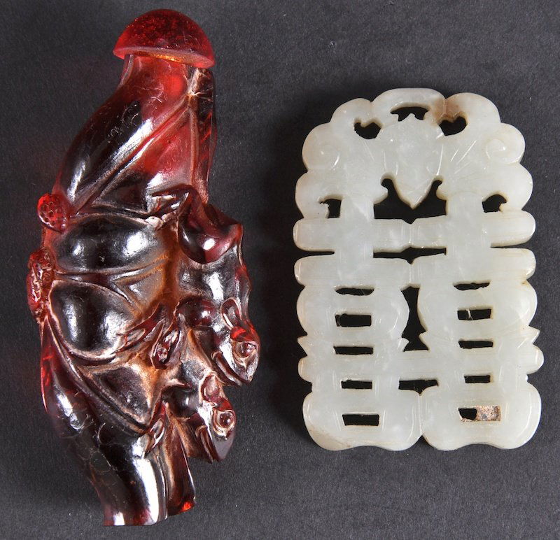 AN EARLY 20TH CENTURY CHINESE WHITE JADE PLAQUE d: AN EARLY 20TH CENTURY CHINESE WHITE JADE PLAQUE decorated with bats and calligraphy, together with a snuff bottle and stopper. Natural flaws.2.75ins & 3.5ins long. (2)