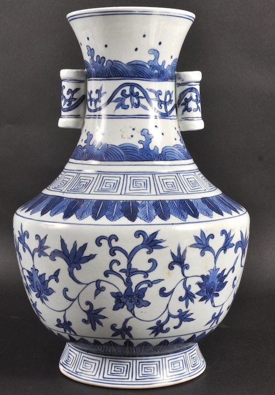 A CHINESE BLUE AND WHITE TWIN HANDLED VASE painted: A CHINESE BLUE AND WHITE TWIN HANDLED VASE painted with foliage. Minor wear. 1ft 1.5ins high.