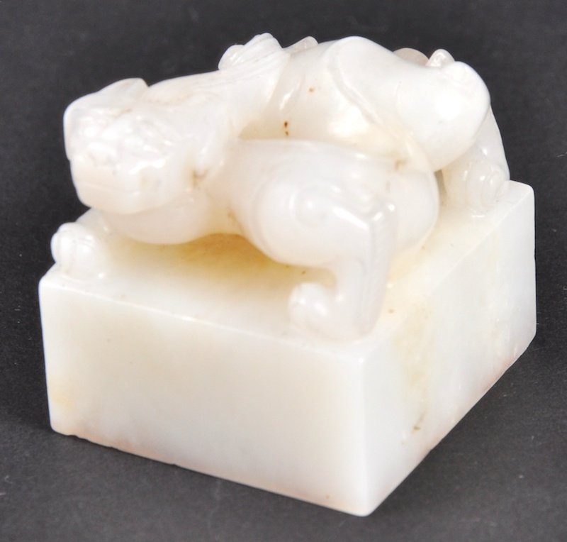 A FINE 19TH CENTURY CHINESE WHITE JADE SQUARE SEAL w: A FINE 19TH CENTURY CHINESE WHITE JADE SQUARE SEAL with kylin terminal. Signed. Good condition. 1. 25ins wide.