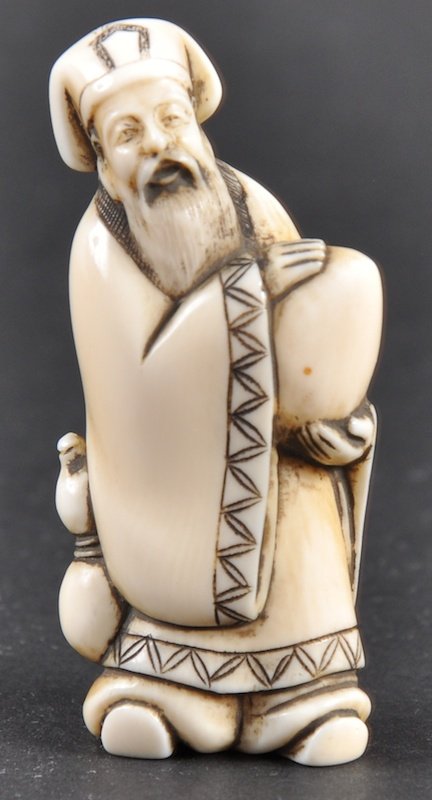 A 19TH CENTURY JAPANESE MEIJI PERIOD IVORY NETSUKE: A 19TH CENTURY JAPANESE MEIJI PERIOD IVORY NETSUKE modelled as sage holding a peach. Good condition. 2. 25ins high.
