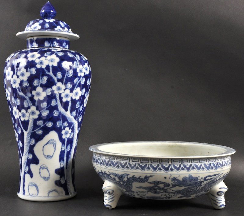 AN EARLY 20TH CENTURY CHINESE BLUE AND WHITE BALU: AN EARLY 20TH CENTURY CHINESE BLUE AND WHITE BALUSTER VASE AND COVER together with a blue and white dragon censer. First with chip, censer with restoration to leg. (2)
