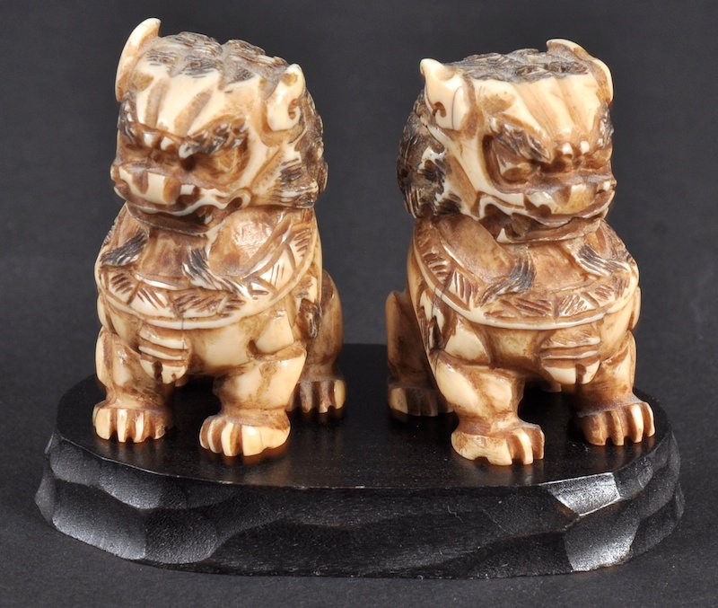 A PAIR OF CARVED INUIT DOGS OF FOE. : A PAIR OF CARVED INUIT DOGS OF FOE.