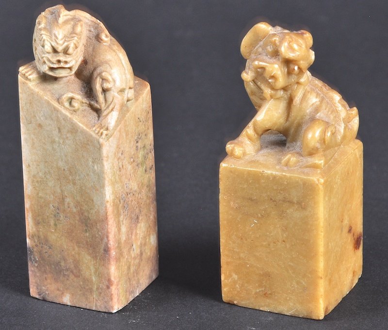 A PAIR OF CARVED SOAPSTONE INUIT DOGS OF FOE. : A PAIR OF CARVED SOAPSTONE INUIT DOGS OF FOE.