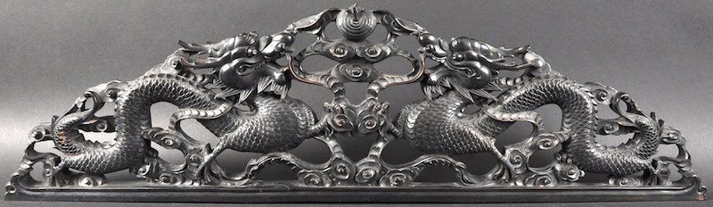 A 19TH CENTURY CHINESE CARVED ZITAN WOOD FINIAL well ca: A 19TH CENTURY CHINESE CARVED ZITAN WOOD FINIAL well carved with two opposing dragons. Good condition. 2ft 7ins wide.