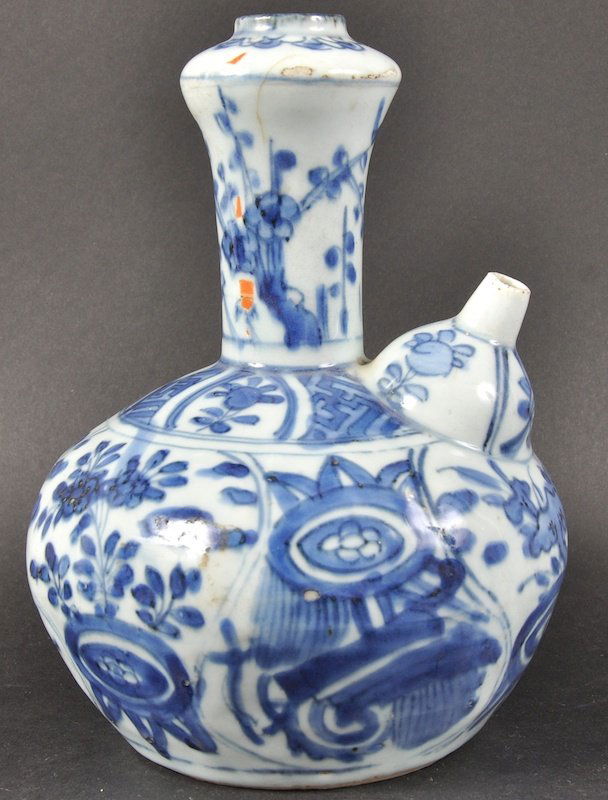 A GOOD 16TH/17TH CENTURY CHINESE BLUE AND WHITE KENDI : A GOOD 16TH/17TH CENTURY CHINESE BLUE AND WHITE KENDI Ming, painted with foliate sprays. Short hairline. 7. 5ins high.