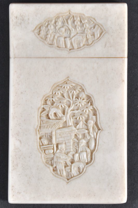 A 19TH CENTURY CHINESE CANTON IVORY CARD CASE AND COVER: A 19TH CENTURY CHINESE CANTON IVORY CARD CASE AND COVER carved with panels of figures. Good condition. 3.75ins x 2.25ins.