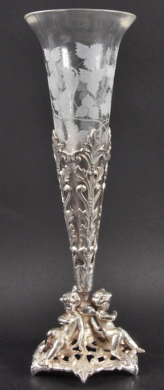 A SILVER PLTED TRIPLE CHERUB EPERGNE. 14ins high. : A SILVER PLTED TRIPLE CHERUB EPERGNE. 14ins high.