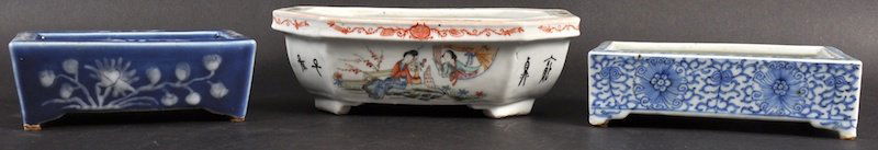 A 19TH CENTURY CHINESE BLUE AND WHITE BRUSH WASHER toge: A 19TH CENTURY CHINESE BLUE AND WHITE BRUSH WASHER together with two other brush washers. Good condition. Largest 8.25ins wide. (3)