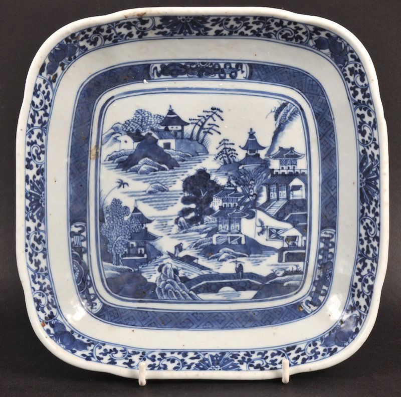AN 18TH CENTURY CHINESE EXPORT BLUE AND WHITE SQUARE DI: AN 18TH CENTURY CHINESE EXPORT BLUE AND WHITE SQUARE DISH painted with the Willow pattern. 8.75ins wide.