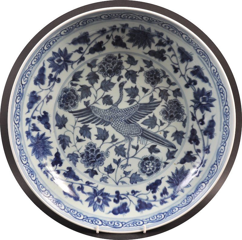 AN EARLY 20TH CENTURY CHINESE BLUE AND WHITE CIRCULAR D: AN EARLY 20TH CENTURY CHINESE BLUE AND WHITE CIRCULAR DISH in the Ming style, painted with a bird perched amongst foliage. Good condition. 15ins diameter.