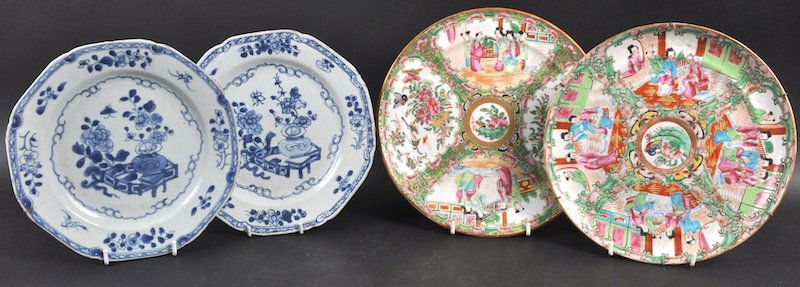 A PAIR OF 18TH CENTURY CHINESE OCTAGONAL BLUE AND WHITE: A PAIR OF 18TH CENTURY CHINESE OCTAGONAL BLUE AND WHITE PLATES together with two famille rose plates. Some faults. Largest 9.75ins diameter. (4)