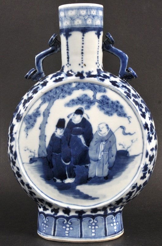 A 19TH CENTURY CHINESE BLUE AND WHITE TWIN HANDLED MOON: A 19TH CENTURY CHINESE BLUE AND WHITE TWIN HANDLED MOON FLASK bearing Kangxi marks to base, painted with scholars. Good condition. 8.5ins high.