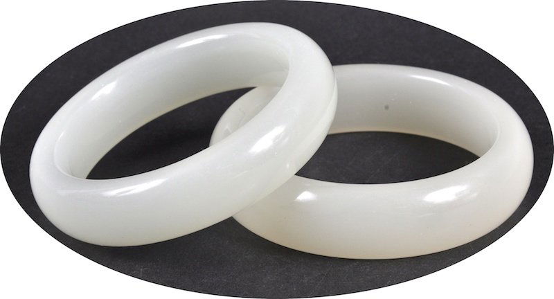 A PAIR OF CHINESE WHITE JADE CIRCULAR BANGLES. Good con: A PAIR OF CHINESE WHITE JADE CIRCULAR BANGLES. Good condition. 3.25ins diameter.