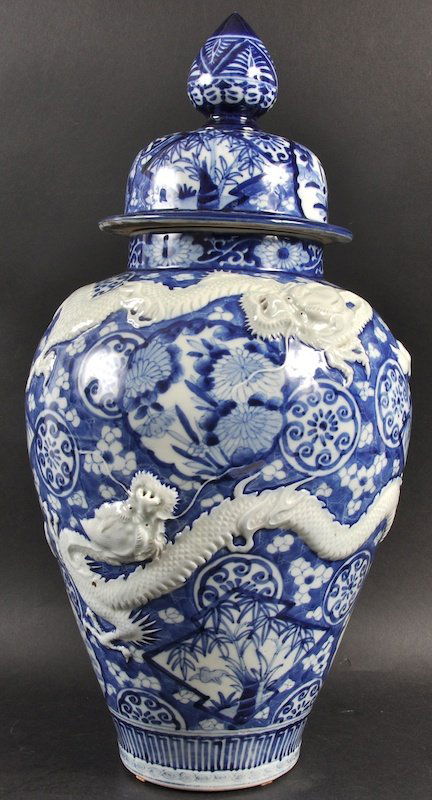A GOOD 19TH CENTURY JAPANESE BLUE AND WHITE HIRADO VASE: A GOOD 19TH CENTURY JAPANESE BLUE AND WHITE HIRADO VASE AND COVER painted with motifs and foliage. Good condition. 1ft 9in high.
