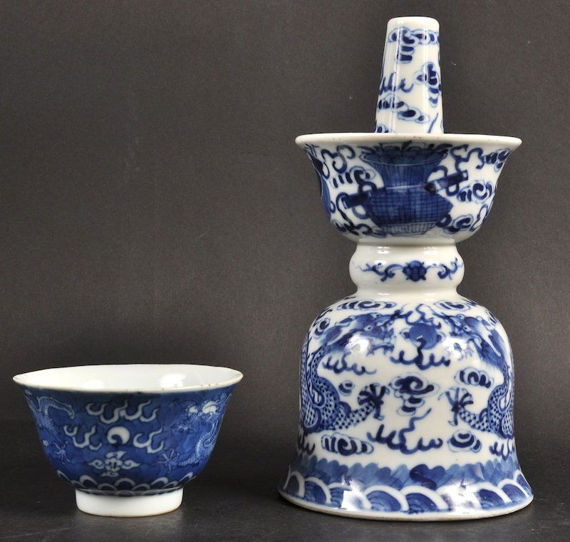 A CHINESE QING DYNASTY BLUE AND WHITE TEABOWL Kangxi ma: A CHINESE QING DYNASTY BLUE AND WHITE TEABOWL Kangxi mark and probably of the period, together with a Guangxu blue and white altar stick. Teabowl with hairline, altar good condition. 3.75ins diameter