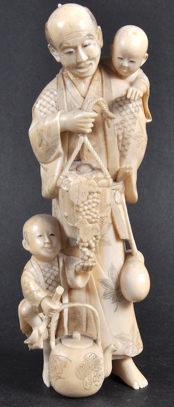 A 19TH CENTURY JAPANESE MEIJI PERIOD IVORY OKIMONO mode: A 19TH CENTURY JAPANESE MEIJI PERIOD IVORY OKIMONO modelled as a father carrying a grape harvest with two children. Good condition. 5.5ins high.