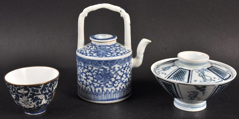 A 19TH CENTURY CHINESE BLUE AND WHITE TEAPOT AND COVER : A 19TH CENTURY CHINESE BLUE AND WHITE TEAPOT AND COVER together with a bowl and cover and a teabowl. Good condition. (3)