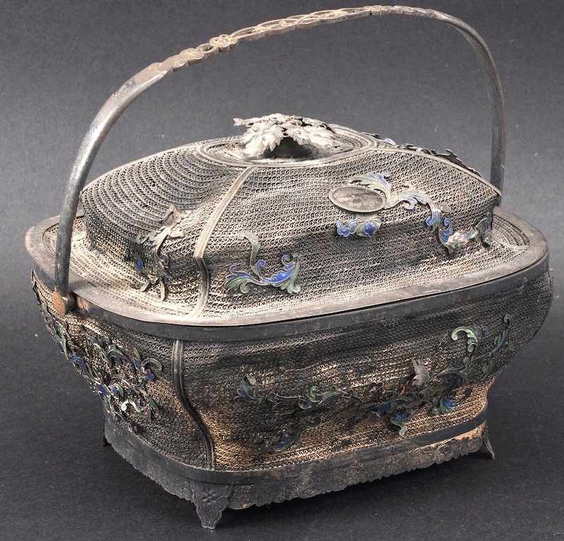 AN EARLY 19TH CENTURY CHINESE SILVER CRICKET CAGE AND : AN EARLY 19TH CENTURY CHINESE SILVER CRICKET CAGE AND COVER with enamel foliate decoration, dated 1830, with pierced filigree body. Minor faults.65ins wide.