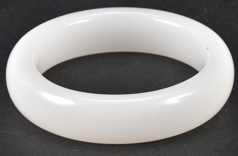 A CHINESE WHITE JADE CIRCULAR BANGLE. Good condition.32: A CHINESE WHITE JADE CIRCULAR BANGLE. Good condition.325ins diameter.