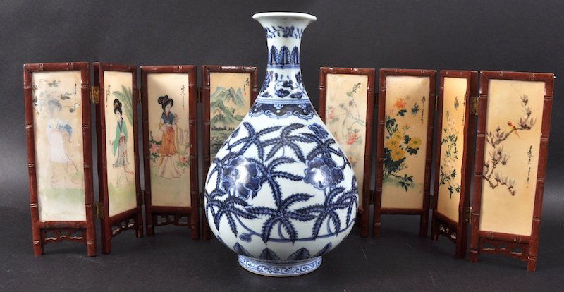 AN EARLY 20TH CENTURY CHINESE BLUE AND WHITE YUHUCHUMP: AN EARLY 20TH CENTURY CHINESE BLUE AND WHITE YUHUCHUMPING VASE painted with flowers and lotus pods, together with a pair of Republican period screens. Minor wear. Vase 11ins high & Screens 11.5 ins ex