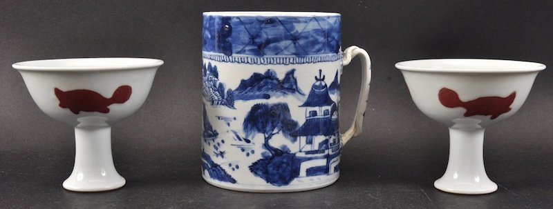 AN 18TH CENTURY CHINESE EXPORT BLUE AND WHITE TANKARD t: AN 18TH CENTURY CHINESE EXPORT BLUE AND WHITE TANKARD together with a pair of white glazed stem cups. Handle repaired, fritting. Mug 5ins , Cups 3.5ins high. (3)
