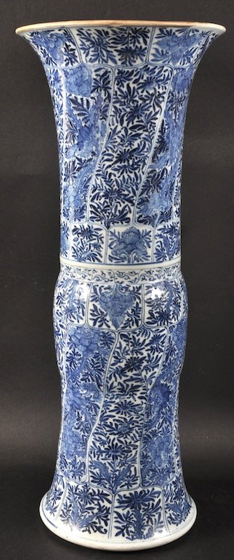 A GOOD LARGE 17TH CENTURY CHINESE BLUE AND WHITE PORCEL: A GOOD LARGE 17TH CENTURY CHINESE BLUE AND WHITE PORCELAIN VASE C1690 Kangxi, painted with panels of flower. Tiny rim graze. 1ft 10ins high.