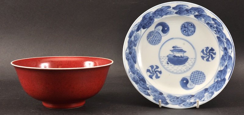 A 19TH CENTURY CHINESE BLUE AND WHITE CIRCULAR PLATE to: A 19TH CENTURY CHINESE BLUE AND WHITE CIRCULAR PLATE together with a red glazed circular bowl. Minor fritting. 7ins & 6.25ins diameter. (2)