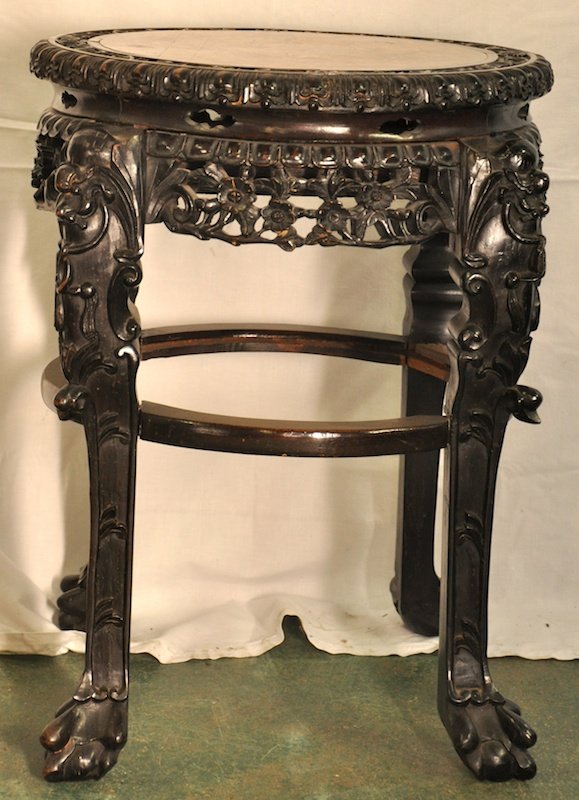 A 19TH CENTURY CHINESE HONG MU CIRCULAR TOP STAND: A 19TH CENTURY CHINESE HONG MU CIRCULAR TOP STAND carved with figural mounts. 1ft 11ins high x 1ft 5ins high.