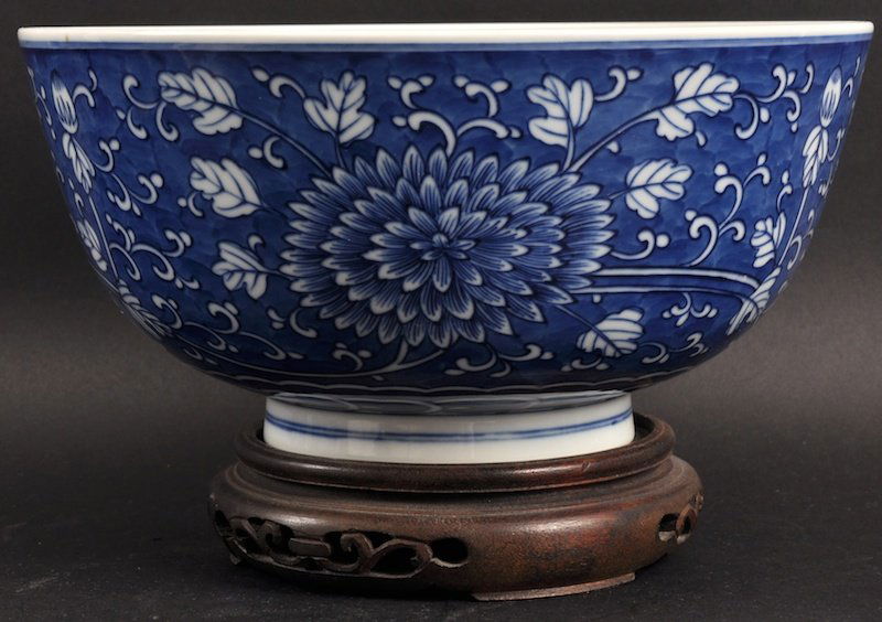 A CHINESE QING DYNASTY BLUE AND WHITE CIRCULAR BOWL: A CHINESE QING DYNASTY BLUE AND WHITE CIRCULAR BOWL bearing Kangxi marks to base, finely painted with foliate sprays. Good condition. 8ins diameter.