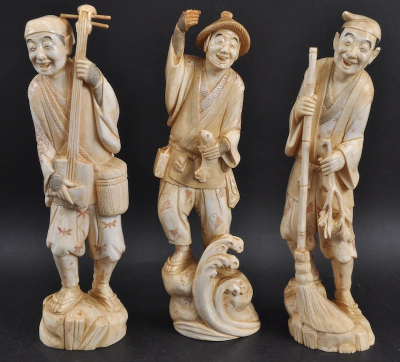 A SET OF THREE LATE 19TH/20TH CENTURY JAPANESE MEIJI