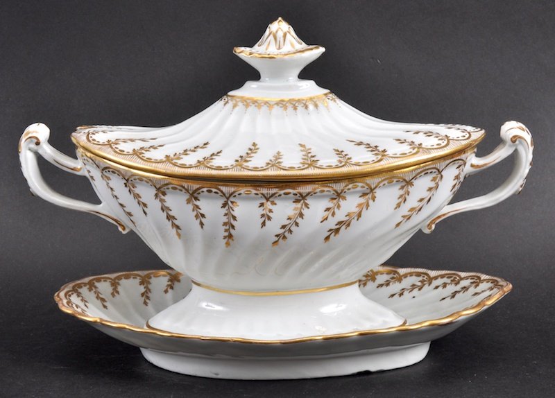 AN EARLY 19TH CENTURY CHAMBERLAINS WORCESTER TUREEN AND: AN EARLY 19TH CENTURY CHAMBERLAINS WORCESTER TUREEN AND COVER painted with flowers. 9.75ins wide.