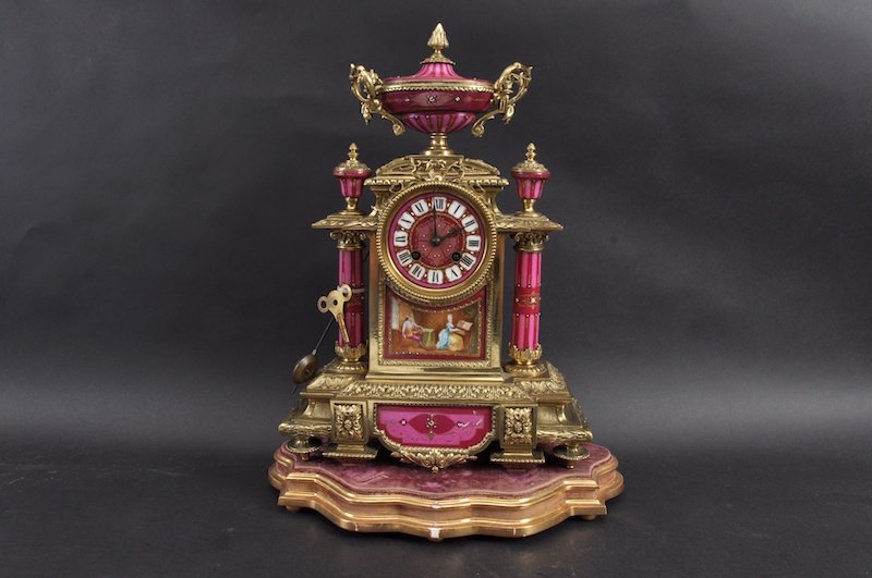 A GOOD 19TH CENTURY FRENCH ORMOLU AND PORCELAIN MANTLE: A GOOD 19TH CENTURY FRENCH ORMOLU AND PORCELAIN MANTLE CLOCK with blue pointed porcelain dish and urn finial. 17ins high.