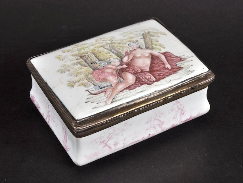 A 19TH CENTURY FRENCH RECTANGULAR SNUFF BOX, the lid: A 19TH CENTURY FRENCH RECTANGULAR SNUFF BOX, the lid with a classical nude and two cupids. 3.5ins wide.