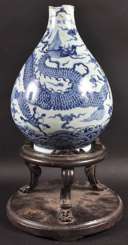 A CHINESE QING DYNASTY BLUE AND WHITE YUHUCHUMPING VASE: A CHINESE QING DYNASTY BLUE AND WHITE YUHUCHUMPING VASE bearing Xuande marks to rim, painted with a five claw dragon amongst waves. Rim damage, repair. Vase 11ins high.