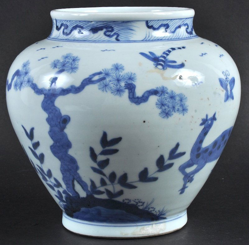A CHINESE QING DYNASTY BLUE AND WHITE JARDINIERE transi: A CHINESE QING DYNASTY BLUE AND WHITE JARDINIERE transitional style, painted with birds and insects. Good condition. 7.5ins high.
