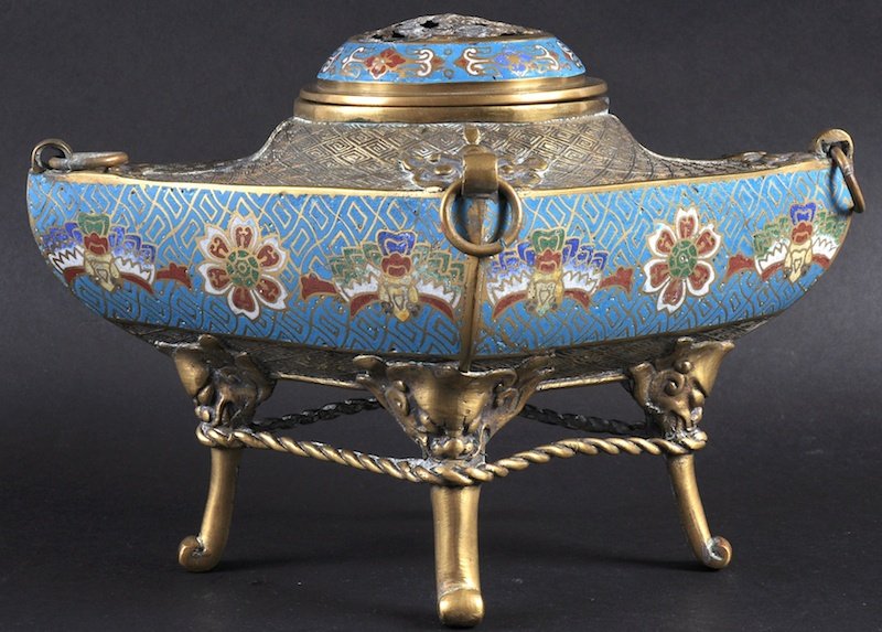 A 19TH CENTURY CHINESE CLOISONNE ENAMEL KORO AND COVER : A 19TH CENTURY CHINESE CLOISONNE ENAMEL KORO AND COVER decorated with bats and foliage. Minor faults. 11.75ins wide.