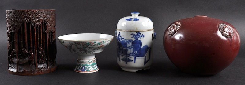 A 19TH CENTURY CHINESE BLUE AND WHITE POT AND COVER tog: A 19TH CENTURY CHINESE BLUE AND WHITE POT AND COVER together with a red glazed pot, brush pot and tazza. Faults. (4)
